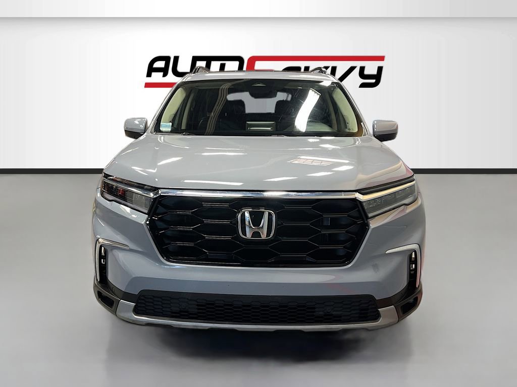 Used 2025 Honda Pilot Touring image 2