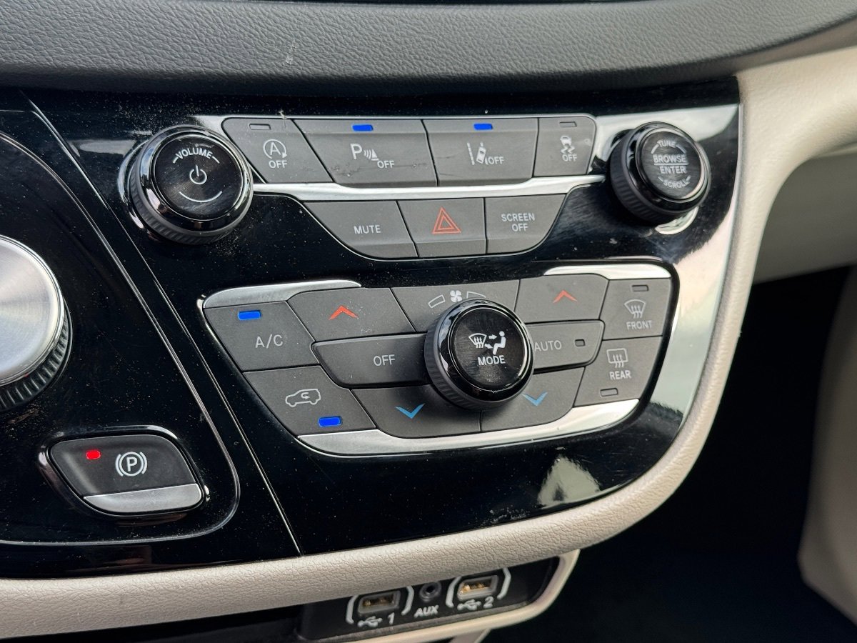 Used 2023 Chrysler Pacifica Touring-L FWD image 32