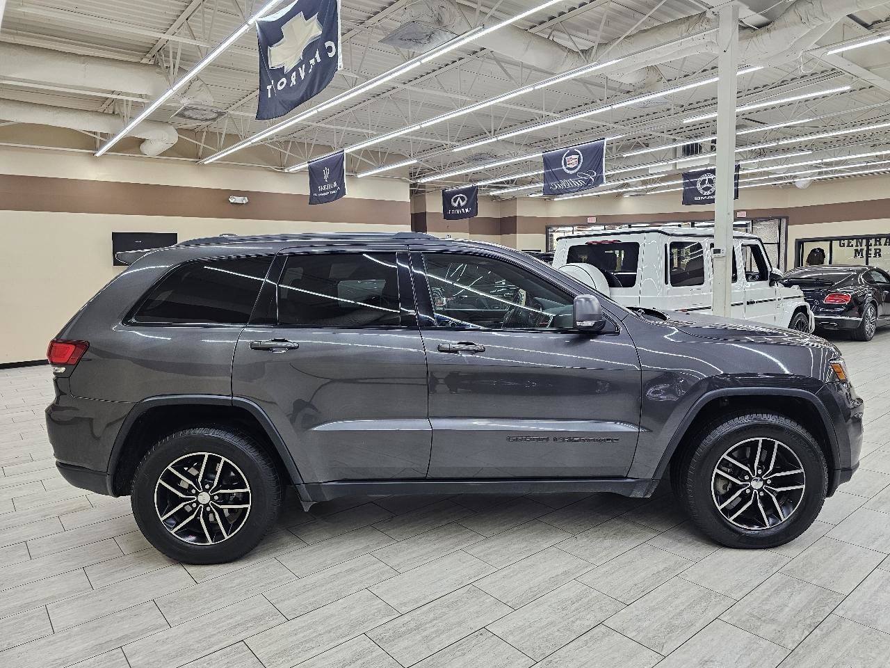 Used 2017 Jeep Grand Cherokee Trailhawk AWD/4WD image 5