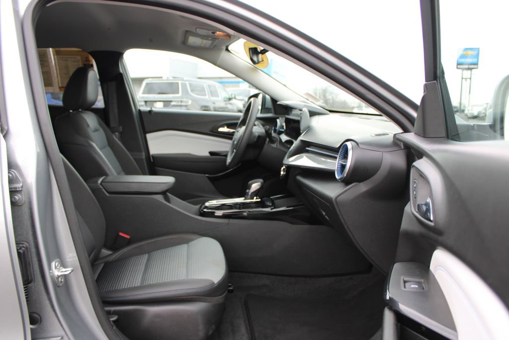 Used 2025 Chevrolet Trax LT image 26