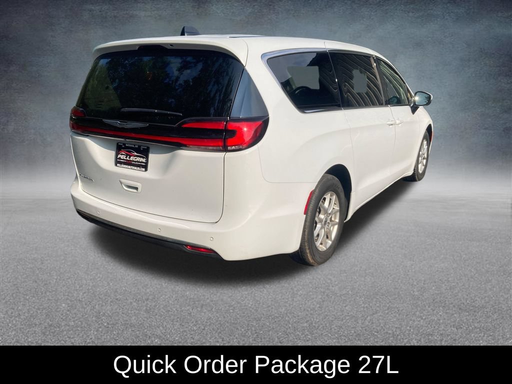 Used 2023 Chrysler Pacifica Touring-L FWD image 6