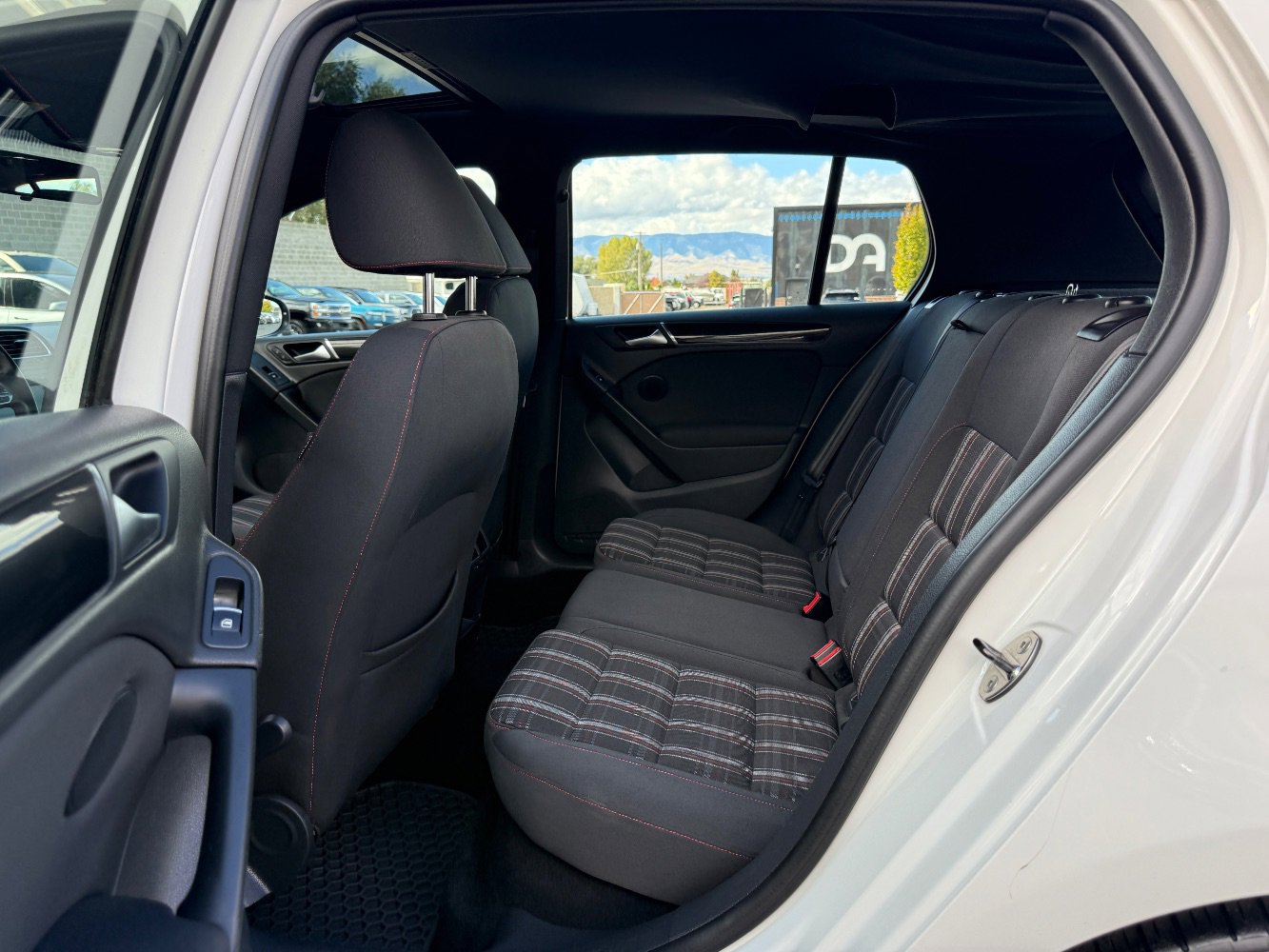 Used 2012 Volkswagen Golf 4-Door image 9