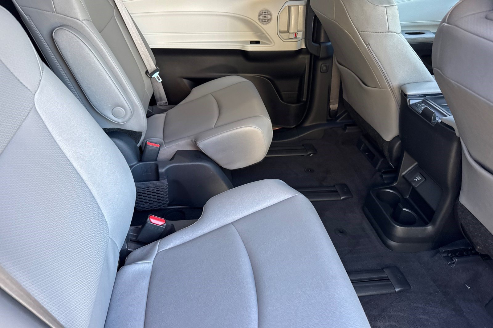 Used 2025 Toyota Sienna XLE w/ XLE Plus Package AWD/4WD image 32