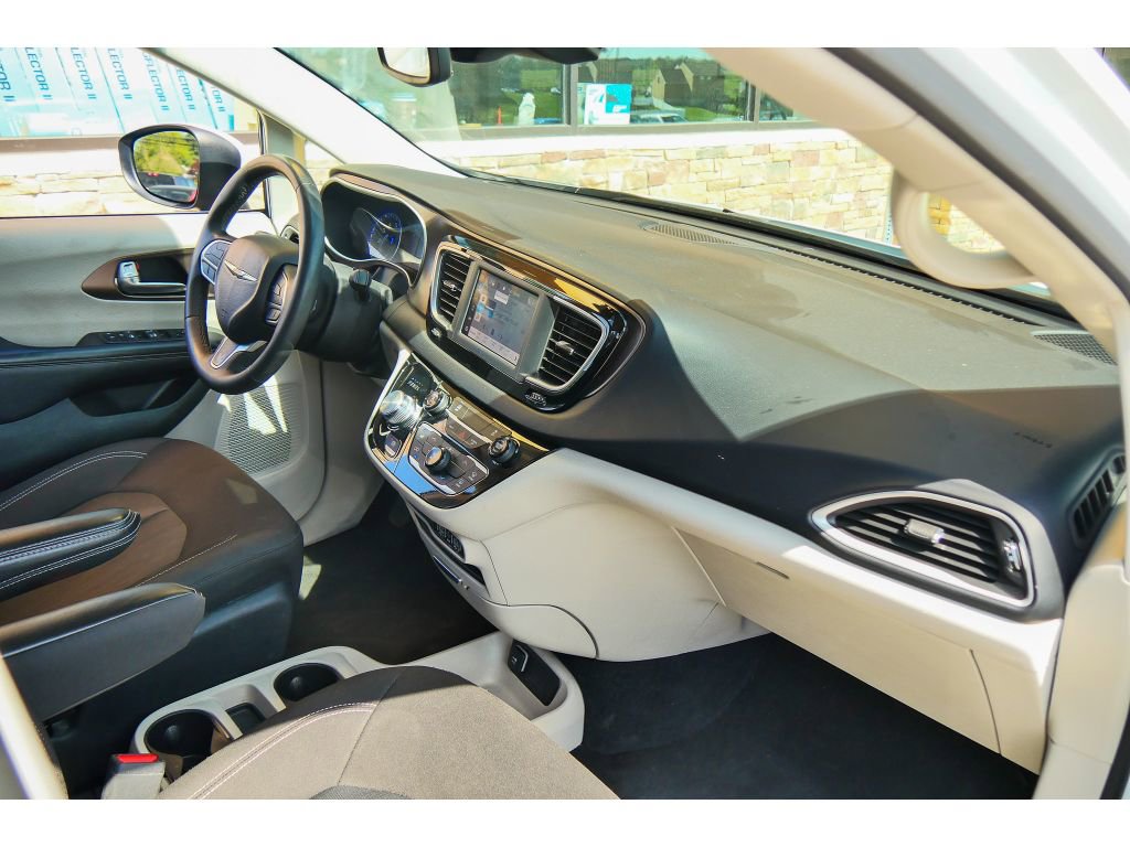 Used 2023 Chrysler Voyager LX image 13