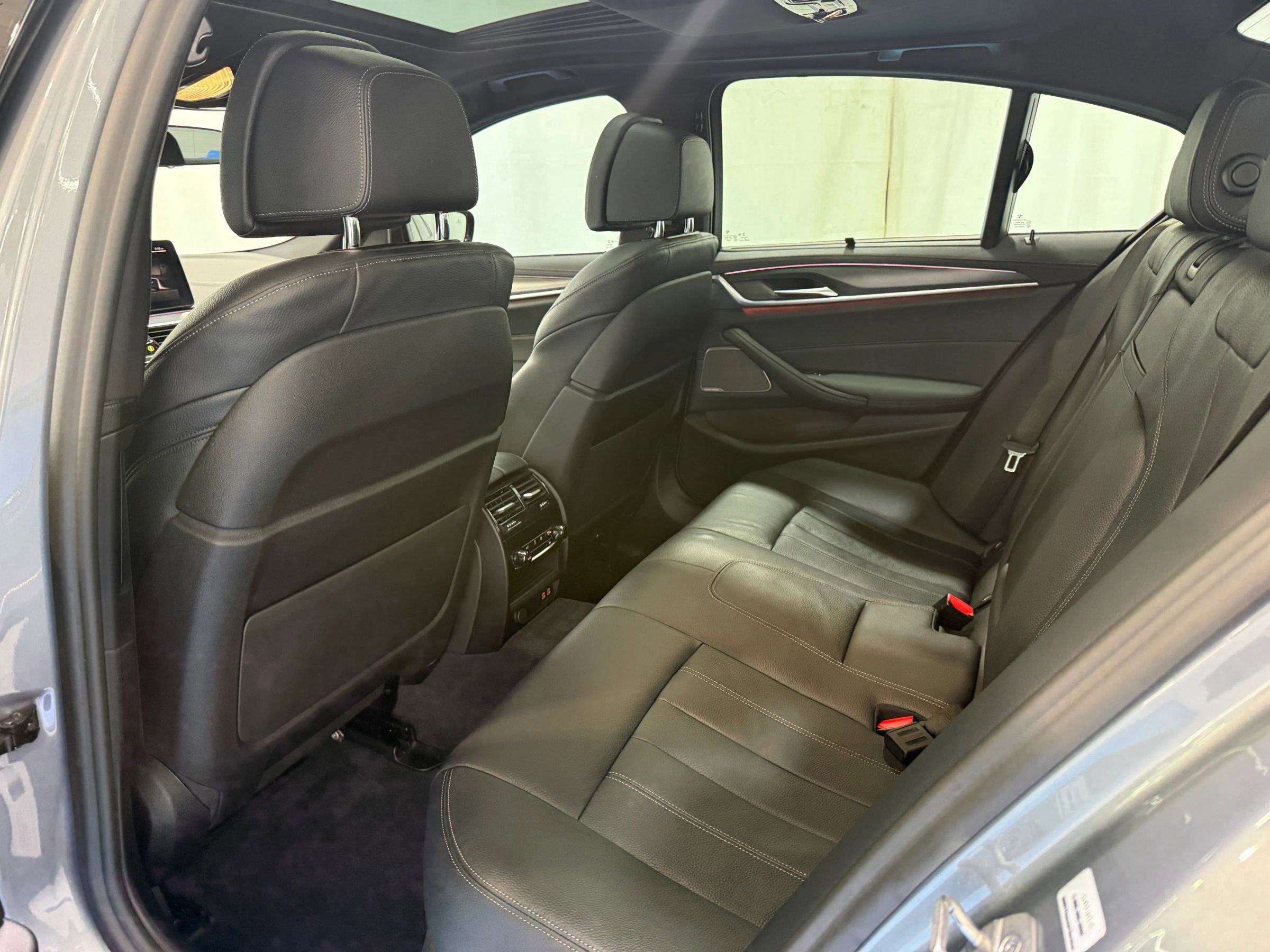 Used 2023 BMW M550i xDrive w/ Premium Enhanced Package AWD/4WD image 35