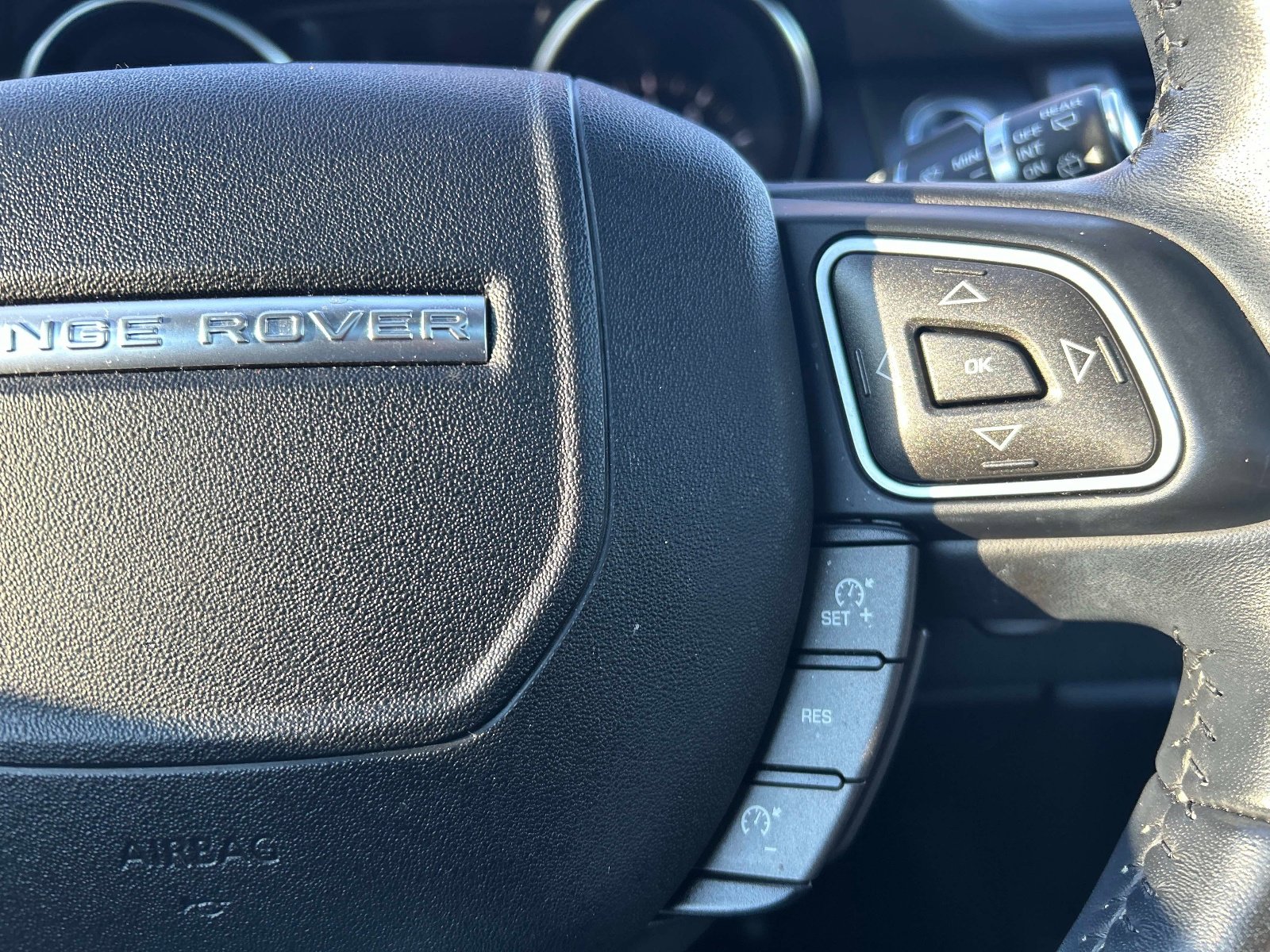 Used 2019 Land Rover Range Rover Evoque SE Premium image 26