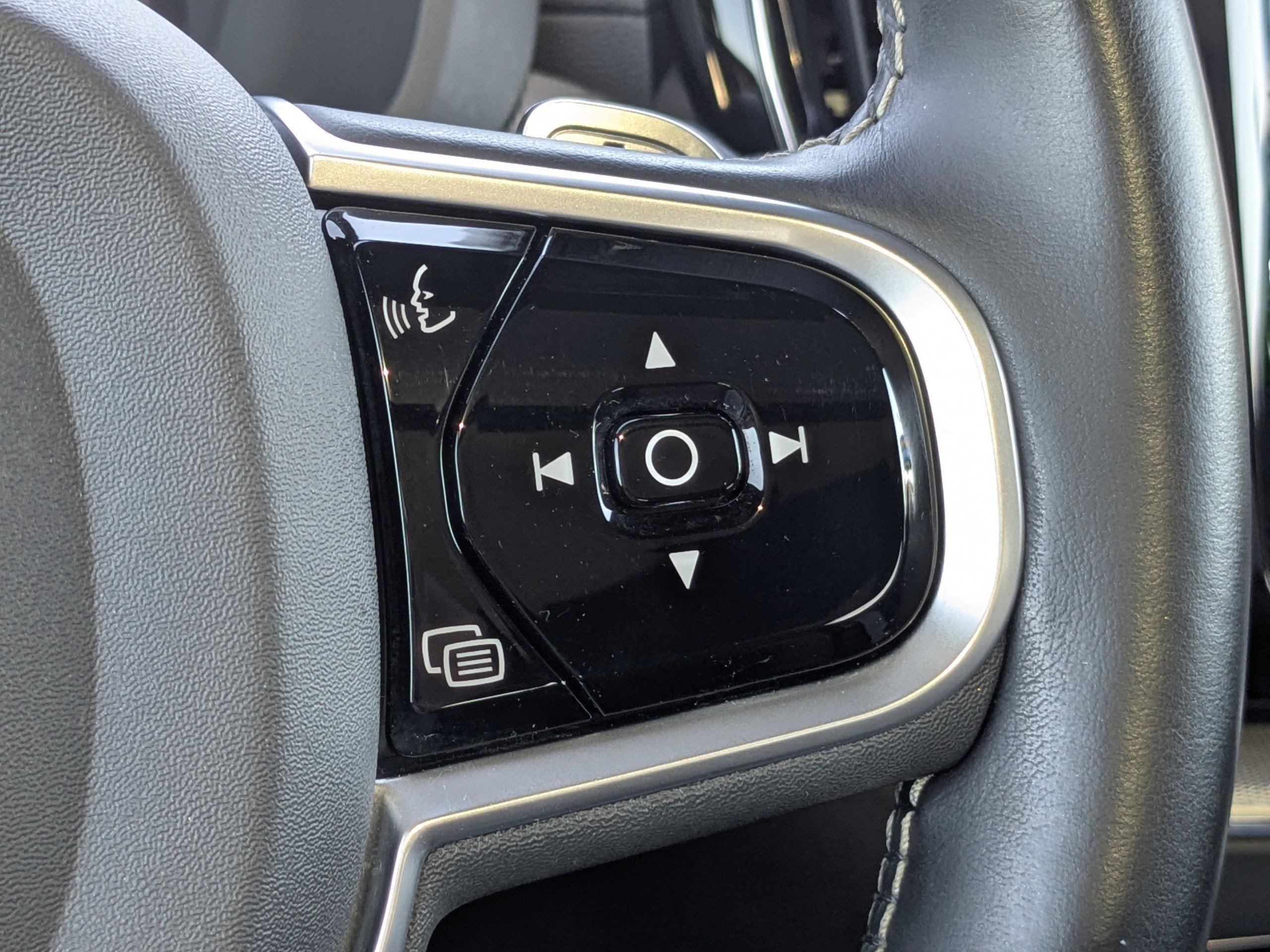 Used 2020 Volvo XC60 T5 R-Design w/ Protection Package Premier image 29