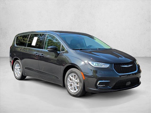 Used 2023 Chrysler Pacifica Touring-L image 3
