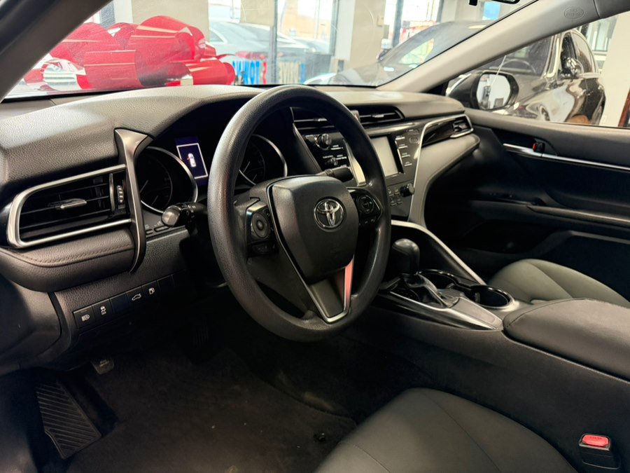Used 2018 Toyota Camry LE FWD image 30