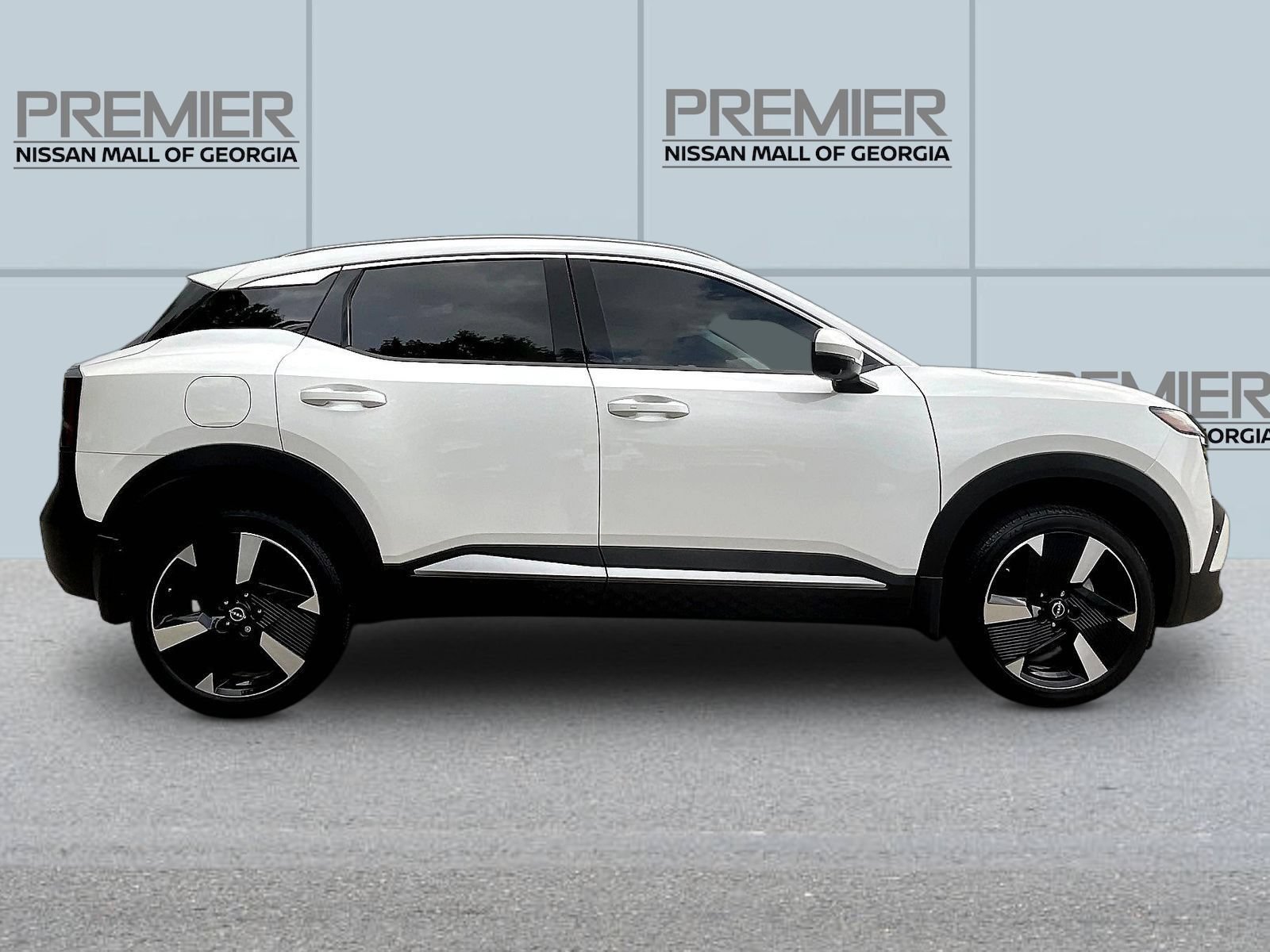 Certified 2025 Nissan Kicks SR FWD image 8