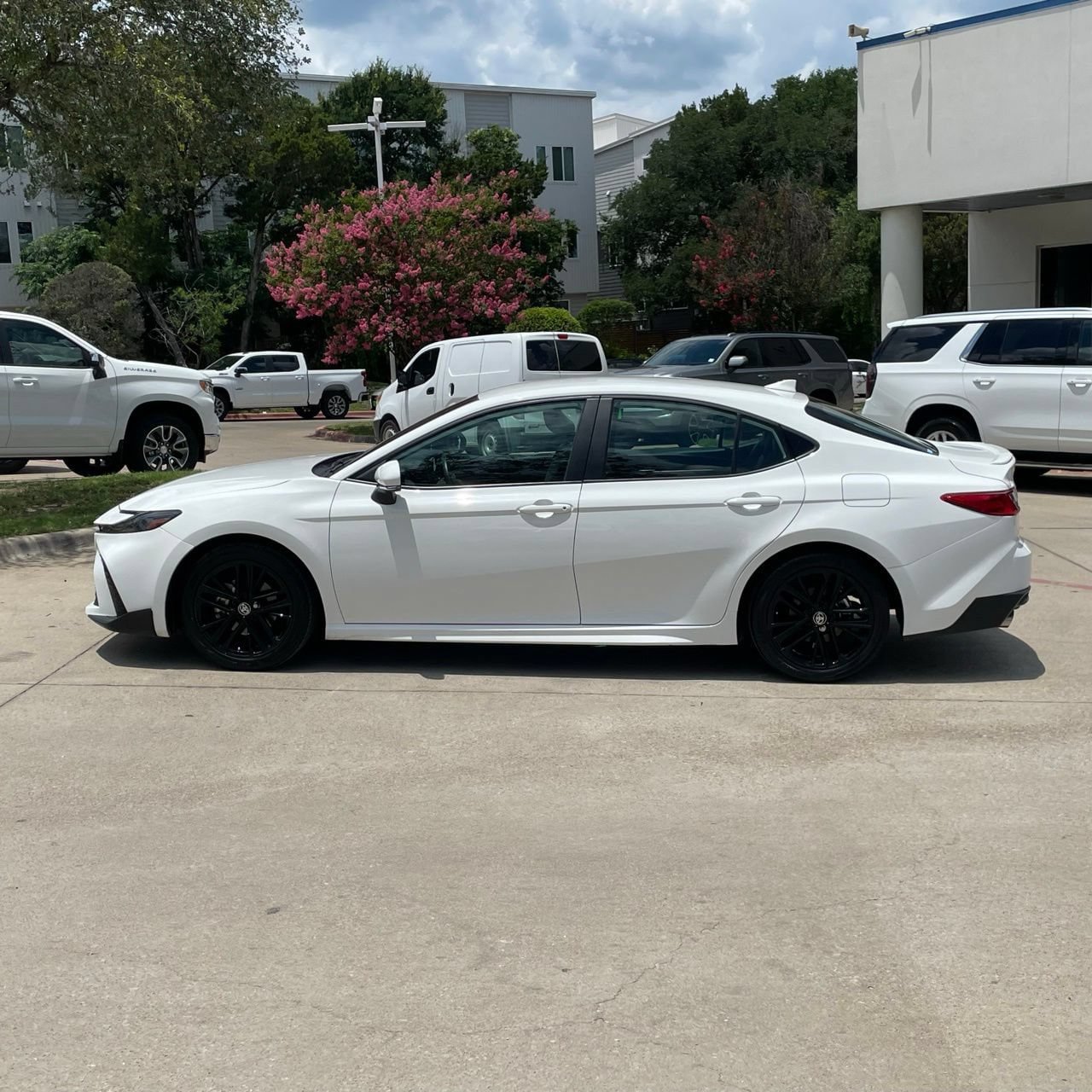Used 2025 Toyota Camry SE FWD image 3