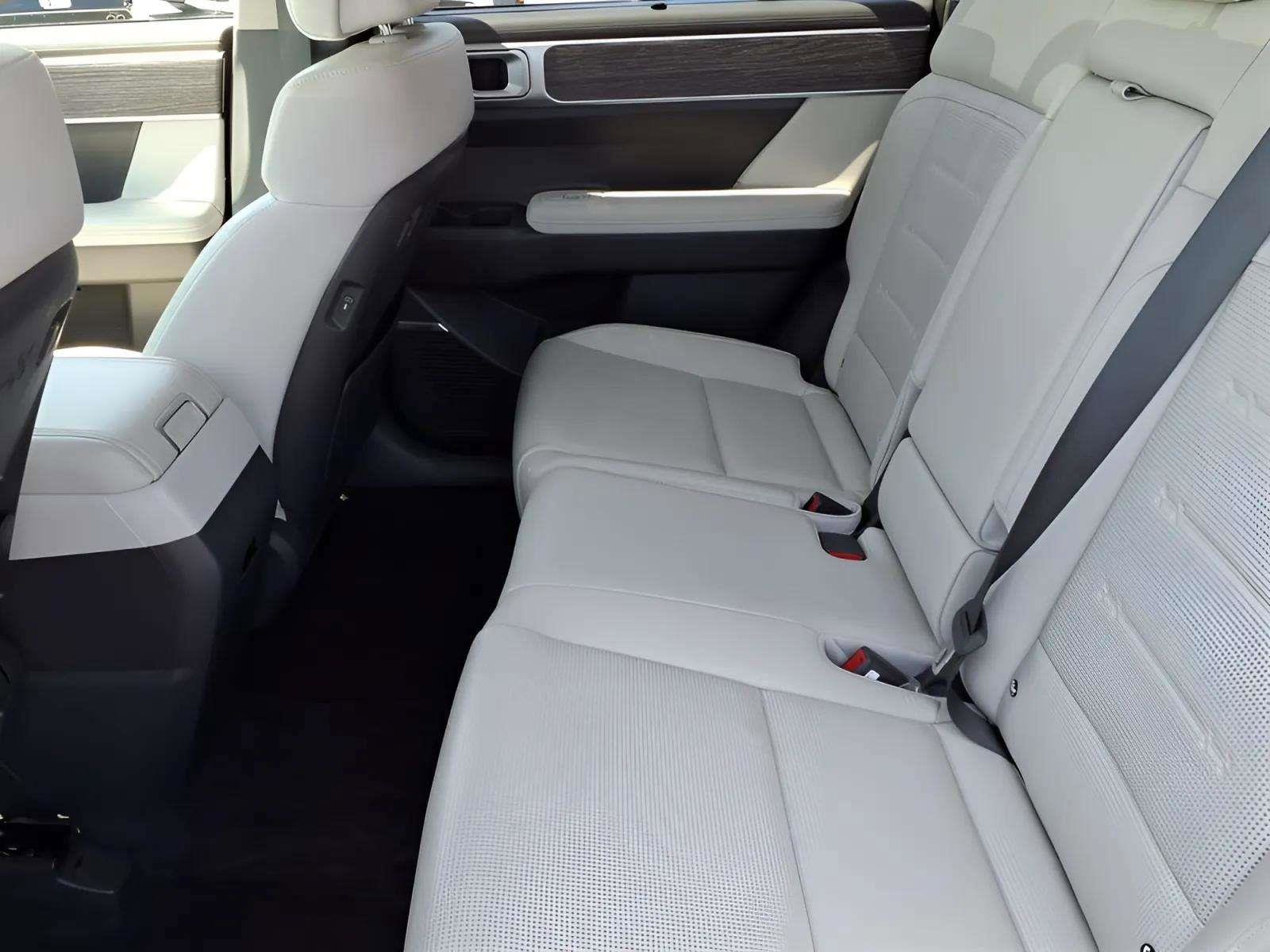 Certified 2024 Hyundai Santa Fe Limited image 10