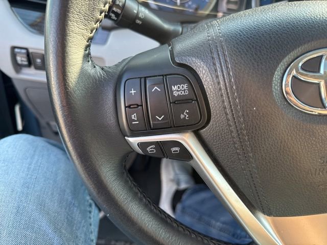Used 2017 Toyota Sienna XLE w/ XLE Navigation Package FWD image 17