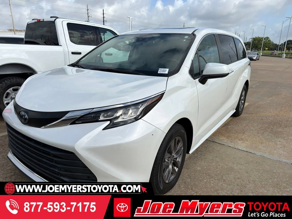 Used 2023 Toyota Sienna XLE FWD image 1