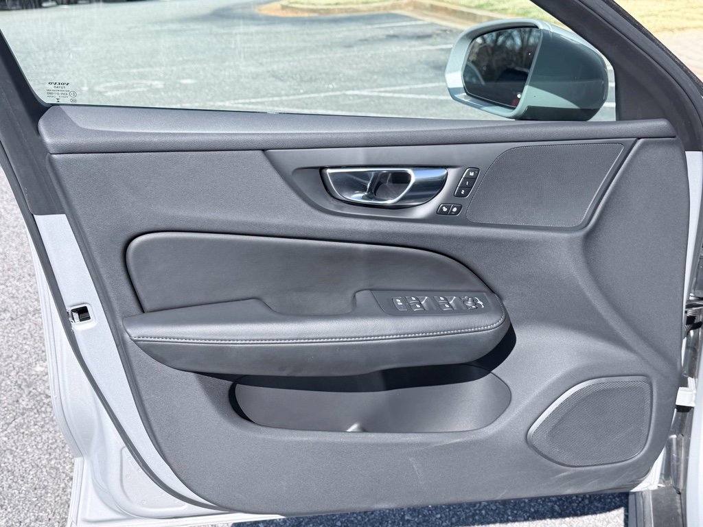 Used 2025 Volvo V60 B5 Cross Country Plus image 28