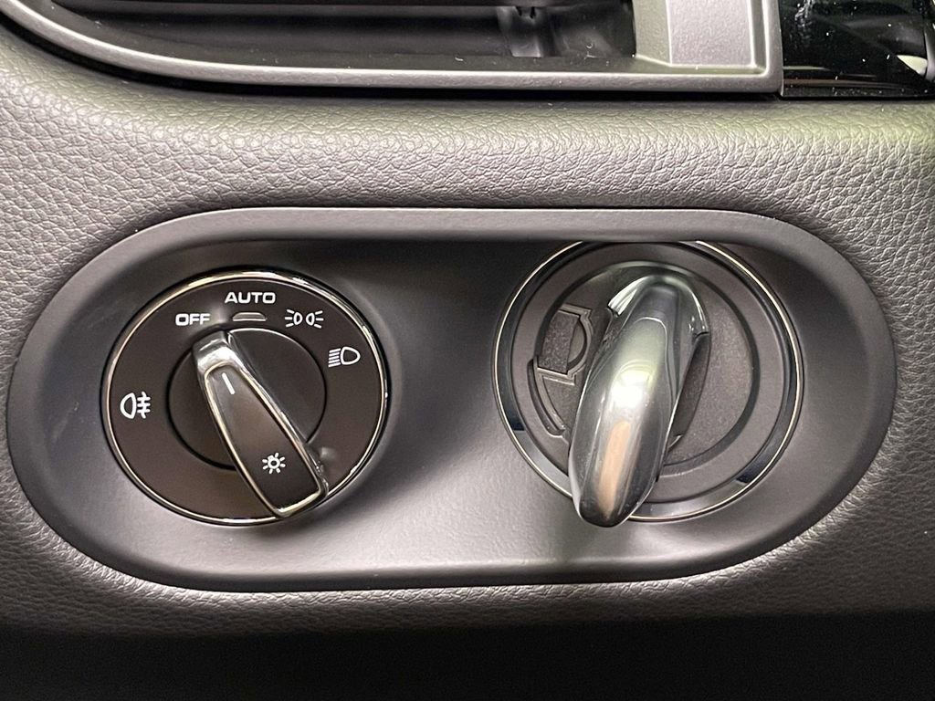 New 2025 Porsche Macan Base image 44