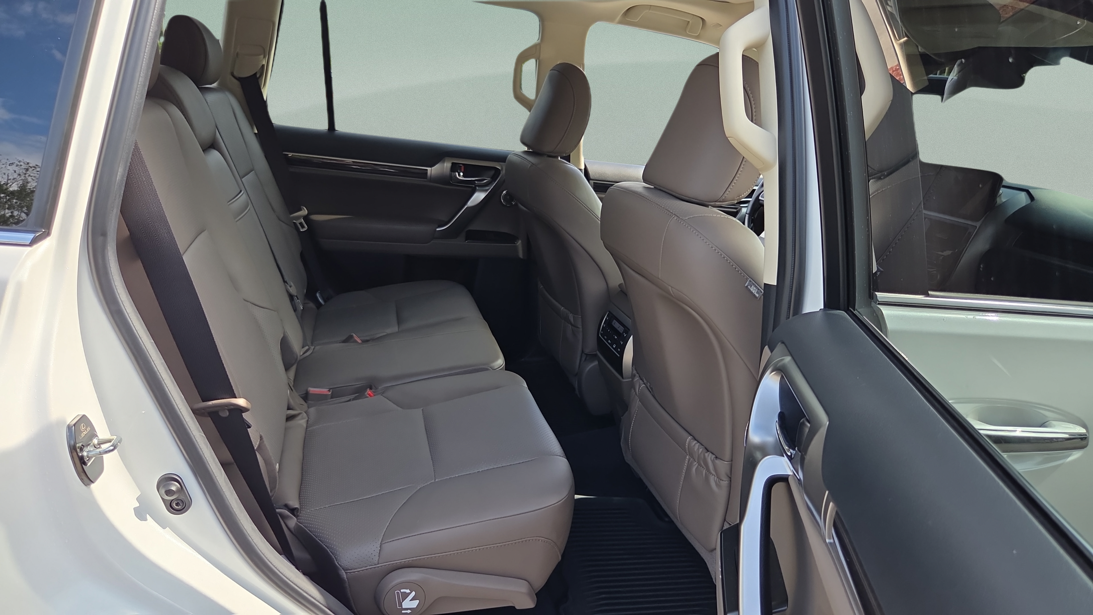 Used 2023 Lexus GX 460 Luxury w/ Accessory Package AWD/4WD image 14