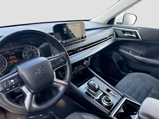 Used 2023 Mitsubishi Outlander SE Black Edition image 9