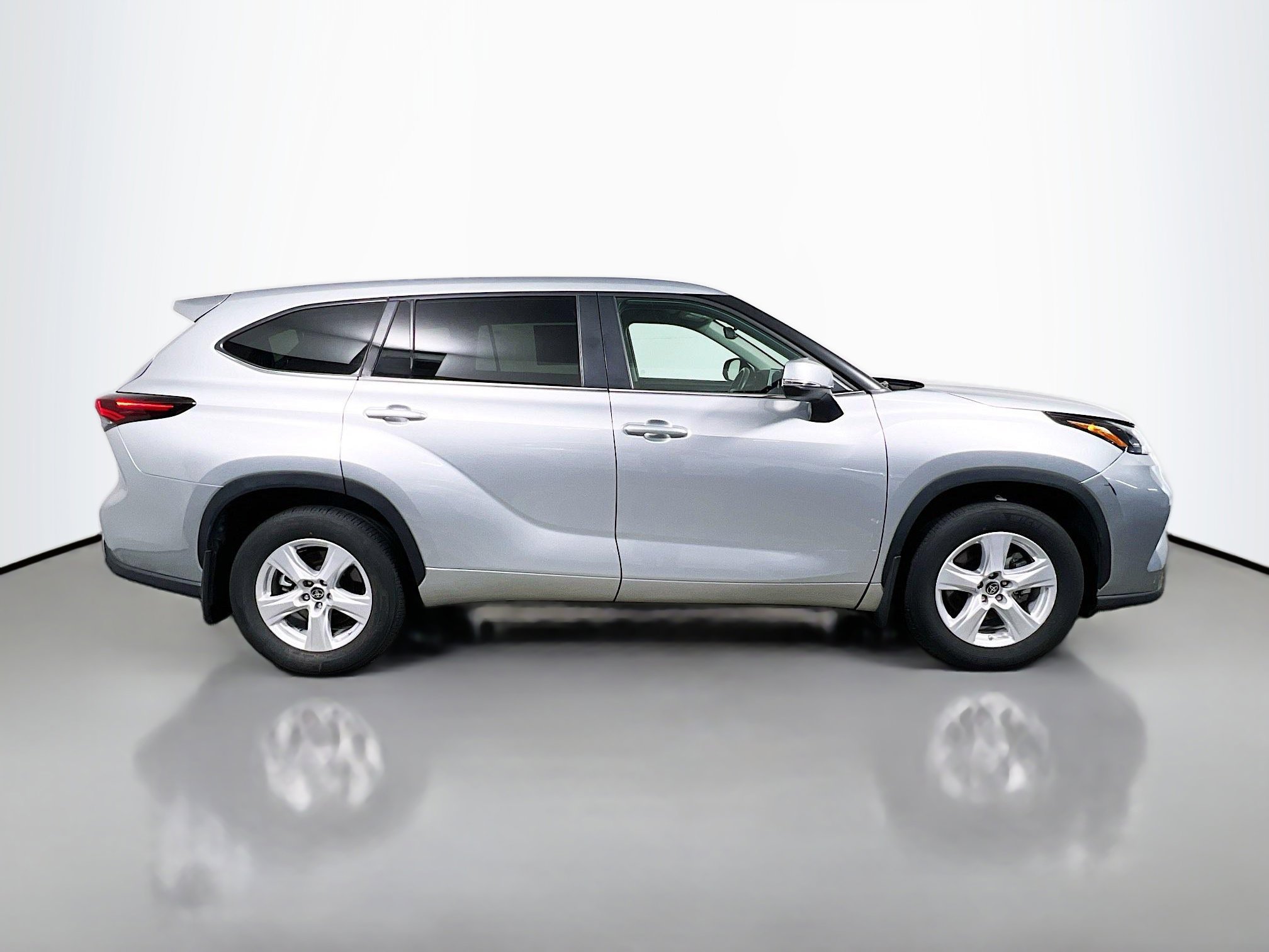 Used 2024 Toyota Highlander LE image 3