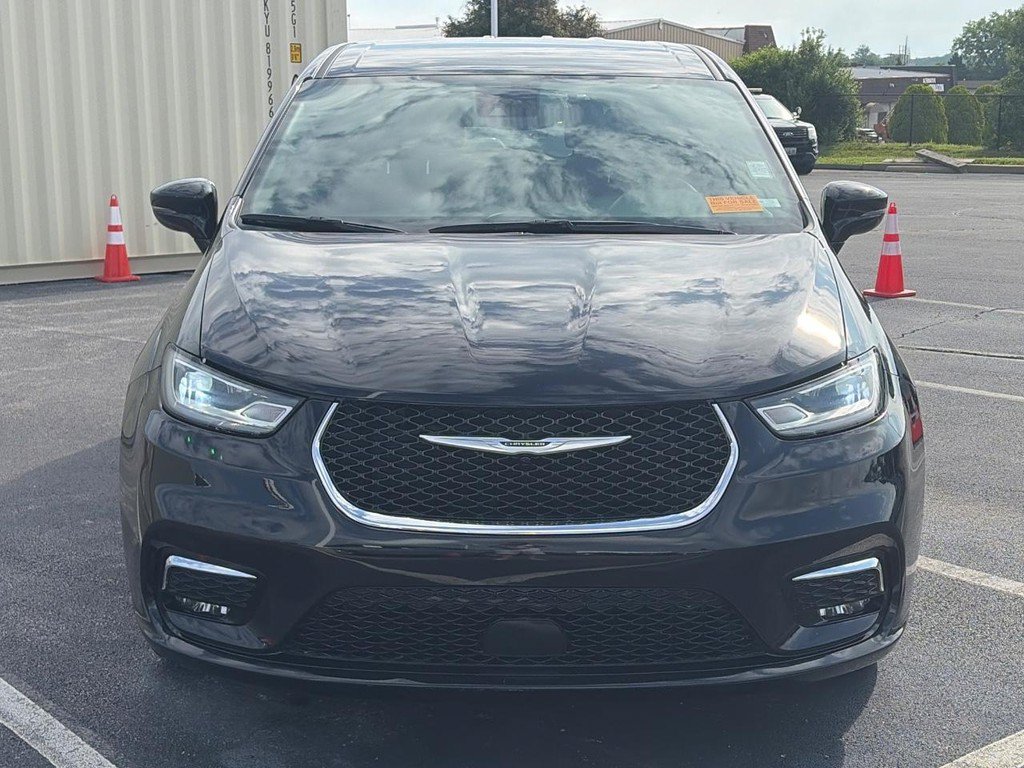 Used 2025 Chrysler Pacifica Select FWD image 2