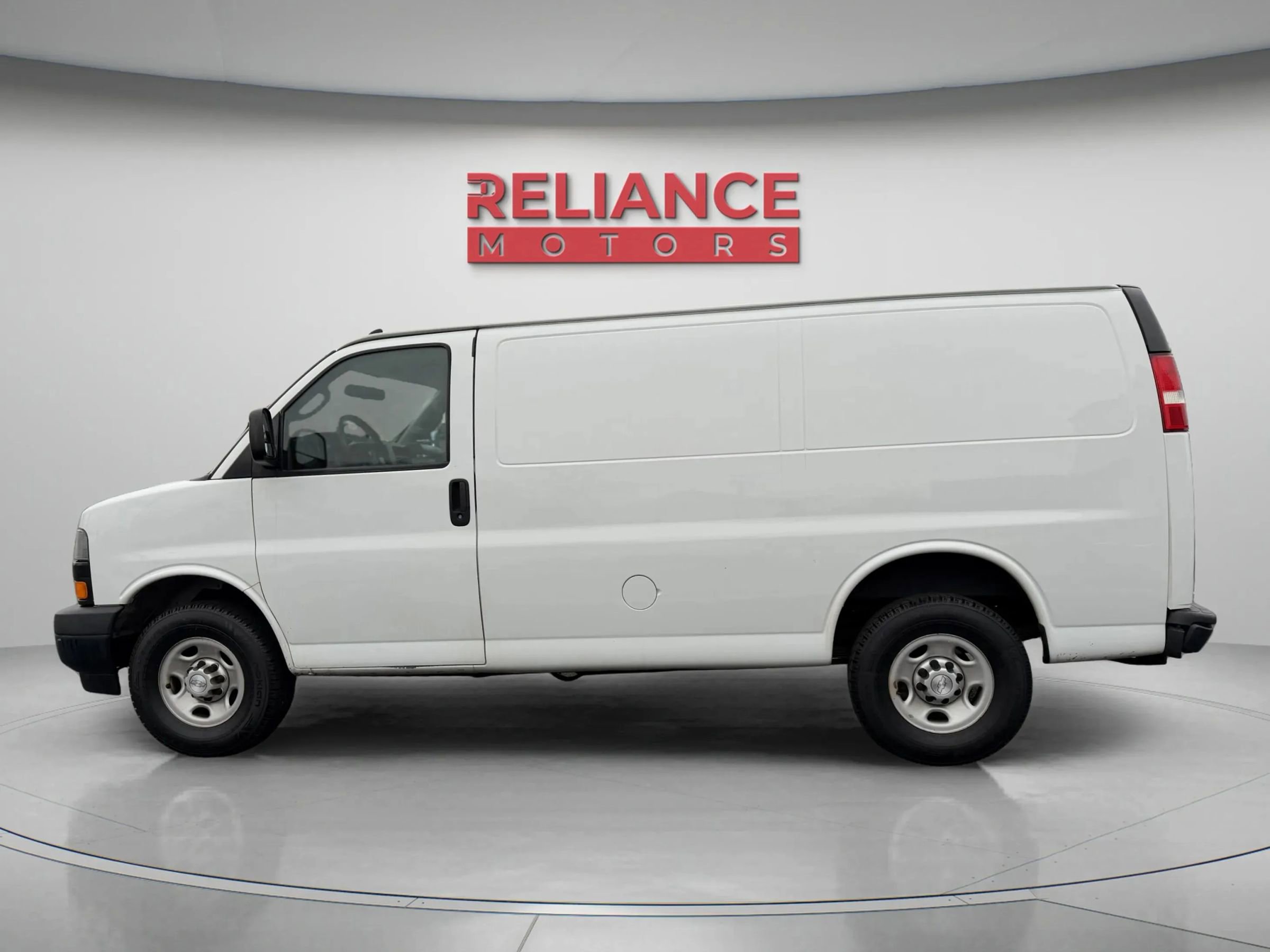 Used 2018 Chevrolet Express 3500 w/ Driver Convenience Package image 3