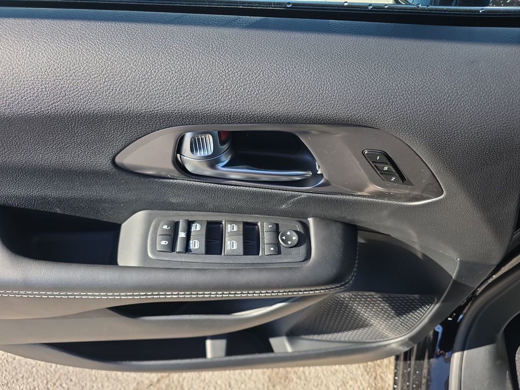 New 2026 Chrysler Pacifica Select image 11