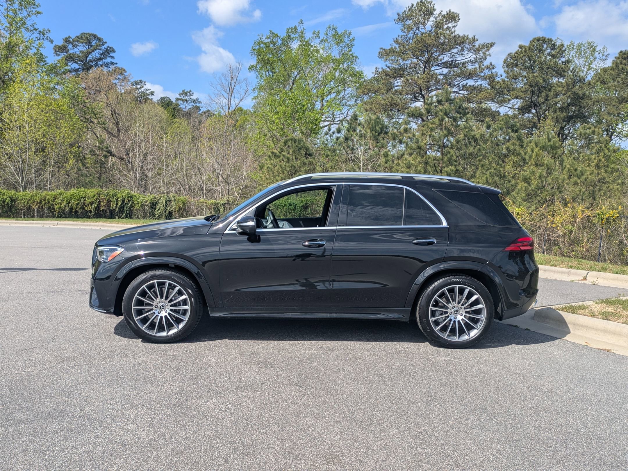 Used 2024 Mercedes-Benz GLE 450 4MATIC w/ AMG Line Exterior image 8