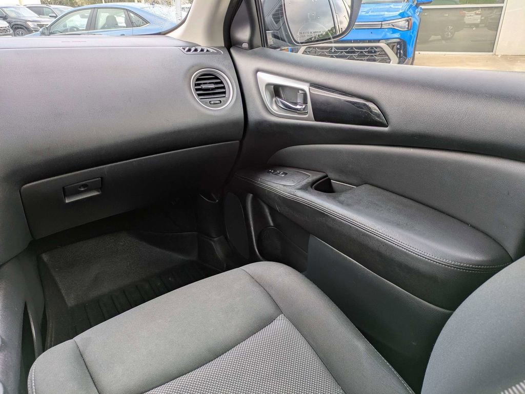 Used 2020 Nissan Pathfinder SV image 21