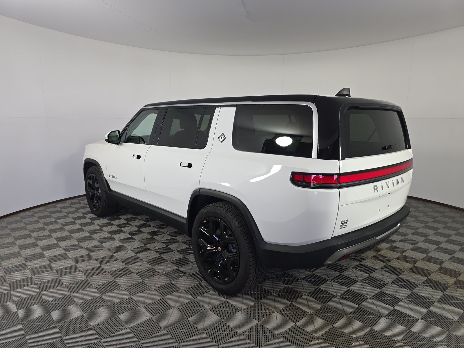 Used 2024 Rivian R1S Adventure AWD/4WD image 3