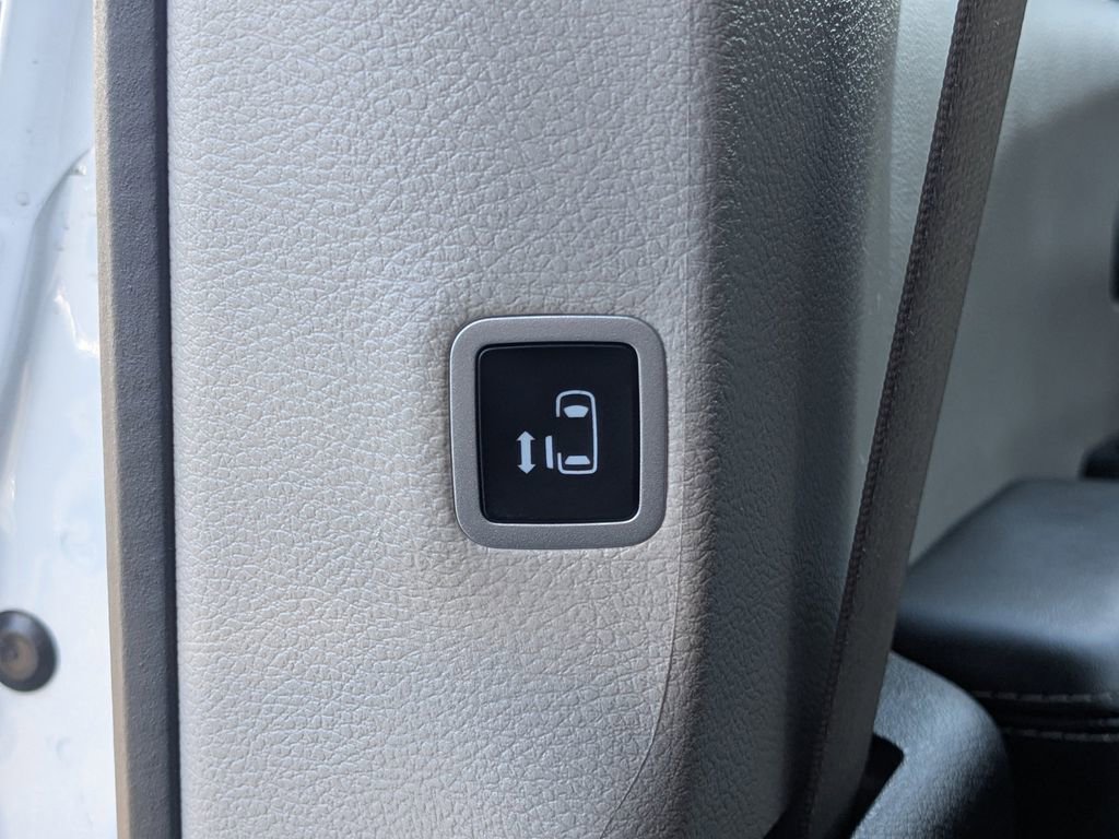 Certified 2024 Chrysler Pacifica Select image 16