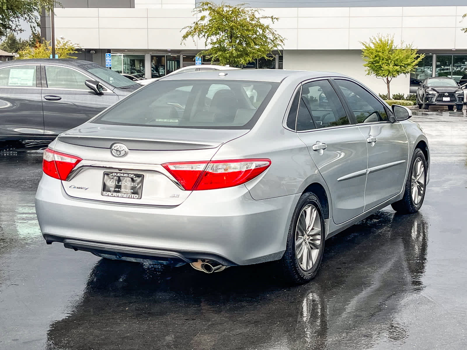 Used 2017 Toyota Camry SE image 4