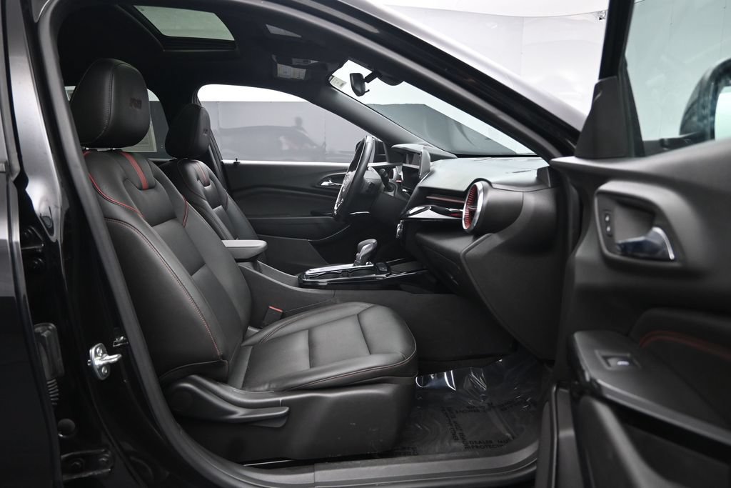 Used 2025 Chevrolet Trax RS w/ Sunroof Package FWD image 28