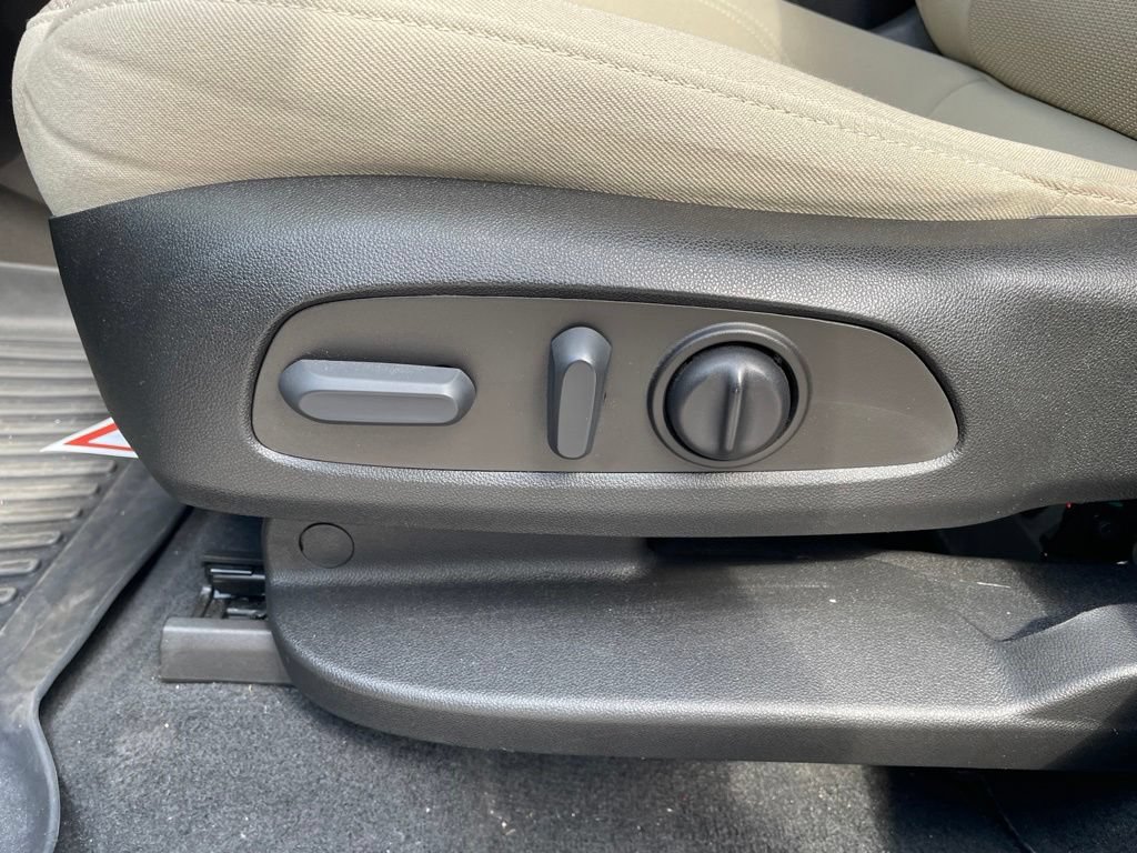 Used 2022 Chevrolet Traverse LT FWD image 14