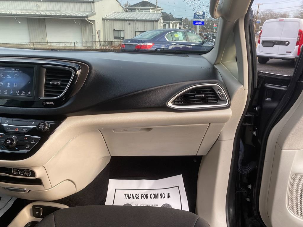 Used 2021 Chrysler Voyager LX image 30