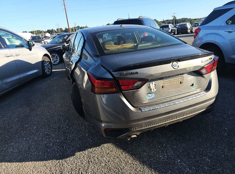 Used 2022 Nissan Altima 2.5 SR w/ Midnight Edition Package image 3