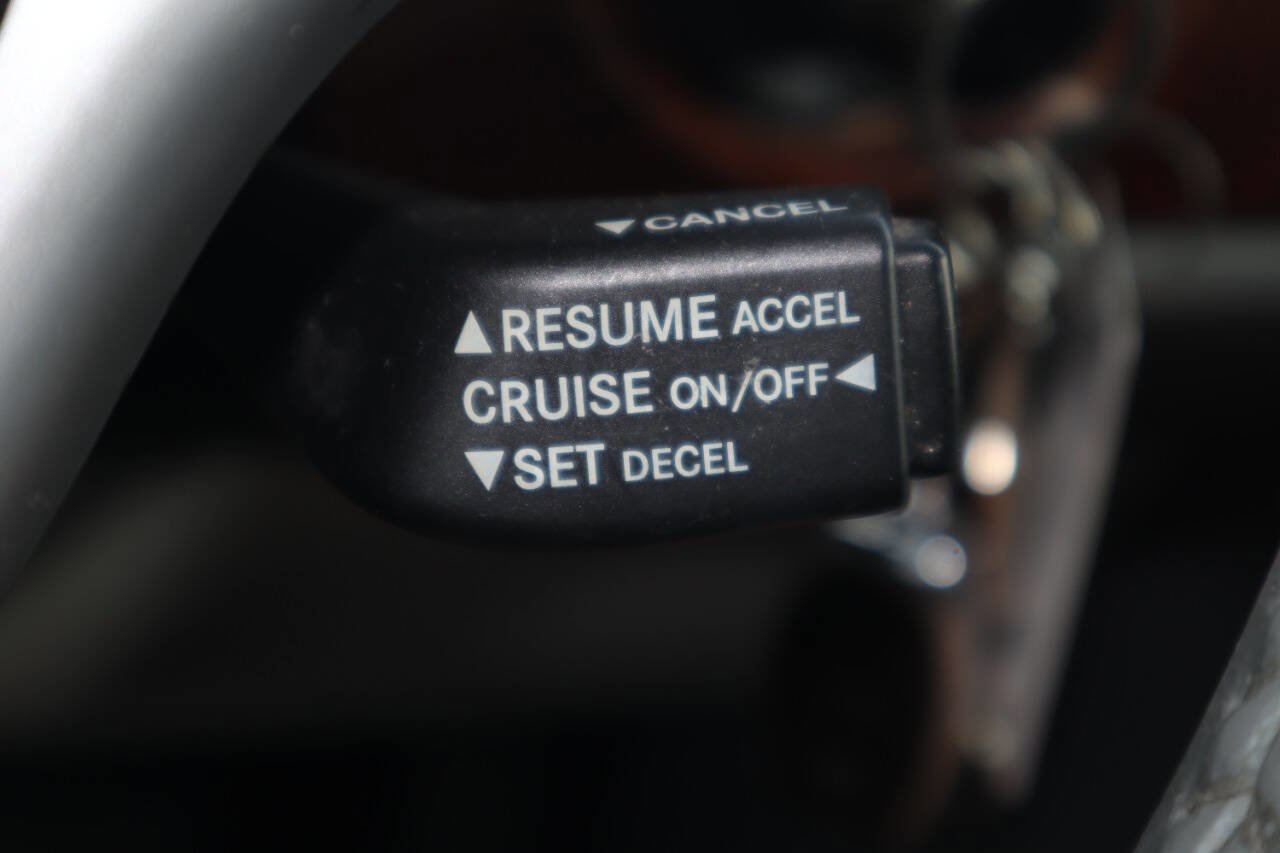 Used 2008 Chrysler Town & Country Touring image 37