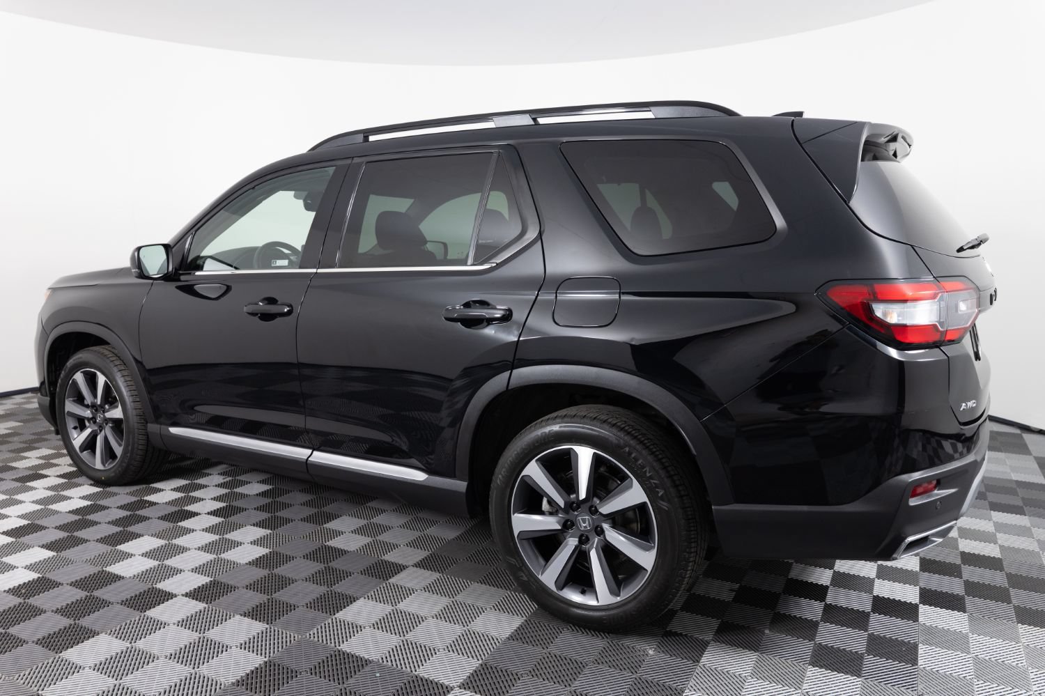 Used 2023 Honda Pilot Touring image 4