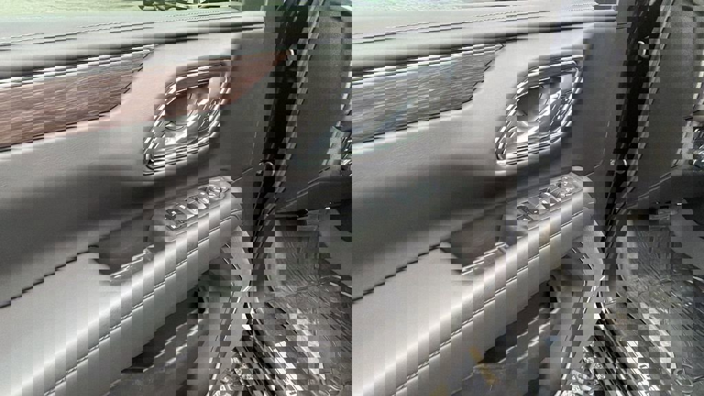 Certified 2024 Chevrolet Suburban Z71 w/ Luxury Package image 12