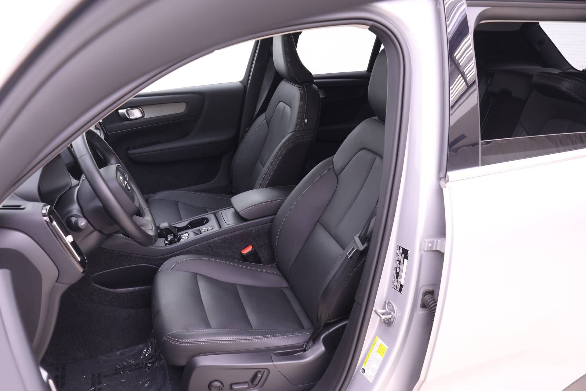 Certified 2025 Volvo XC40 B5 Core AWD/4WD image 8