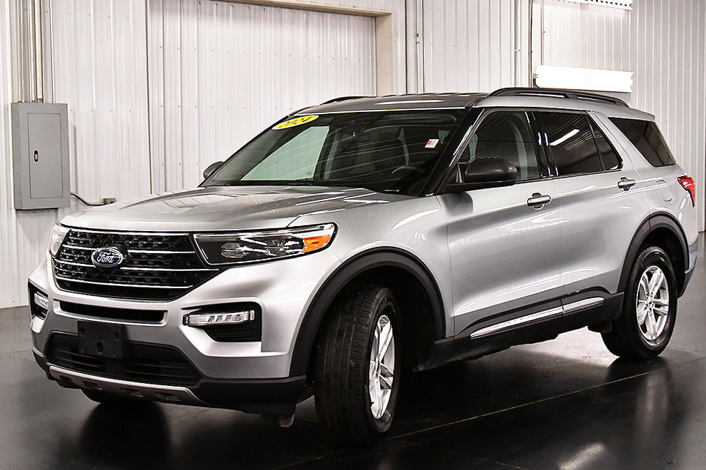 Used 2024 Ford Explorer XLT w/ Equipment Group 202A AWD/4WD image 3