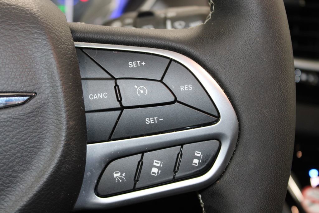 Used 2025 Chrysler Pacifica Select image 23