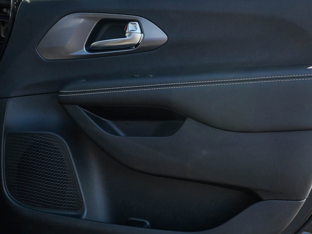 New 2026 Chrysler Pacifica Select AWD/4WD image 10