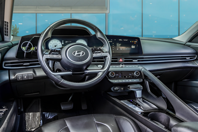 Used 2025 Hyundai Elantra Limited FWD image 16