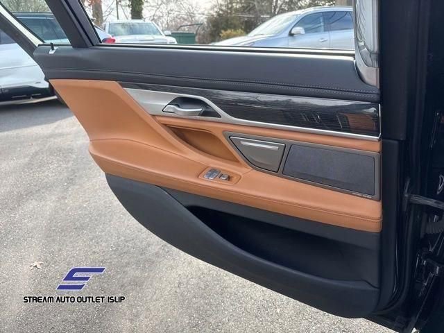 Used 2022 BMW 750i xDrive w/ Executive Package AWD/4WD image 33