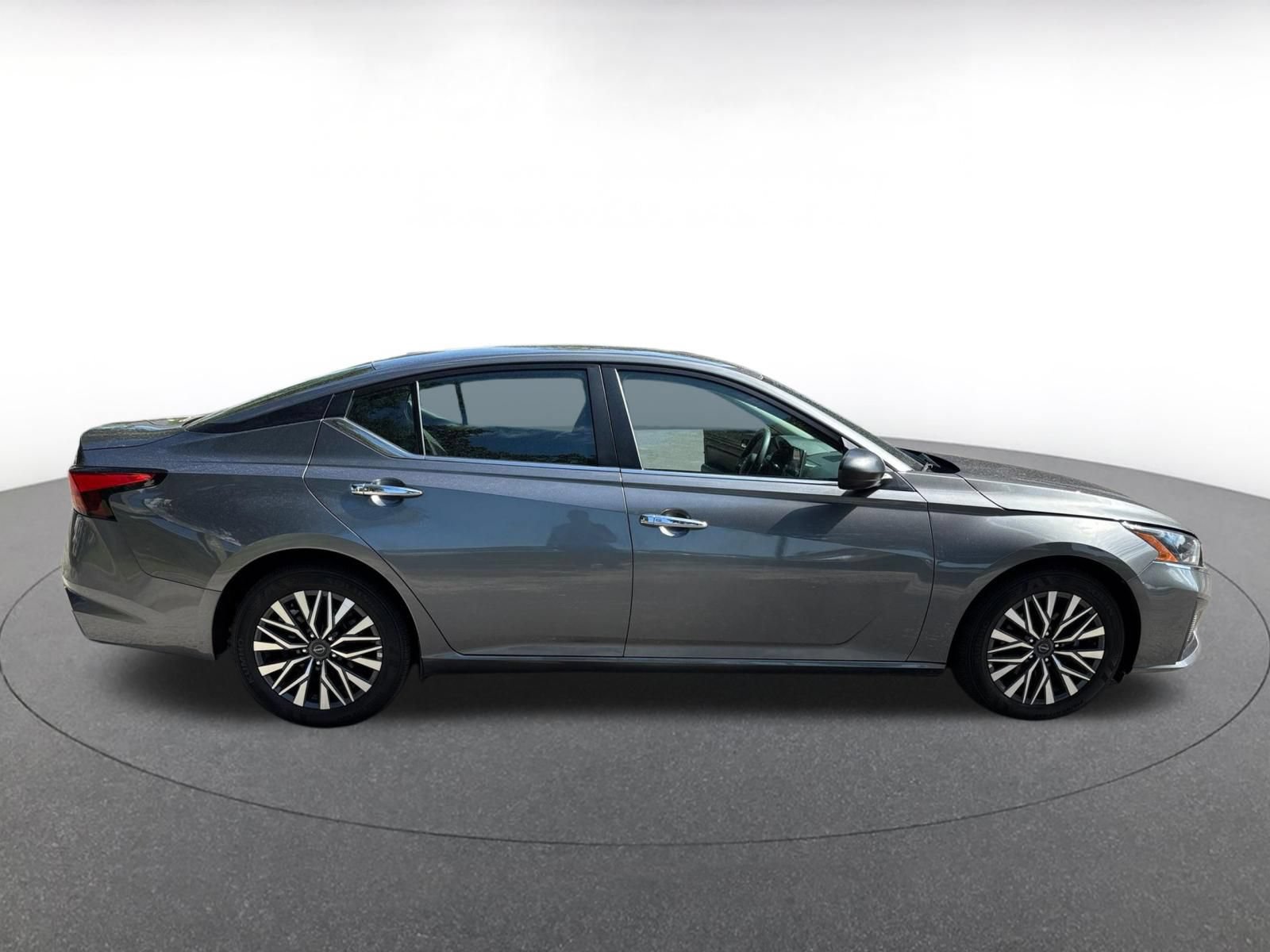 Used 2025 Nissan Altima 2.5 SV FWD image 15