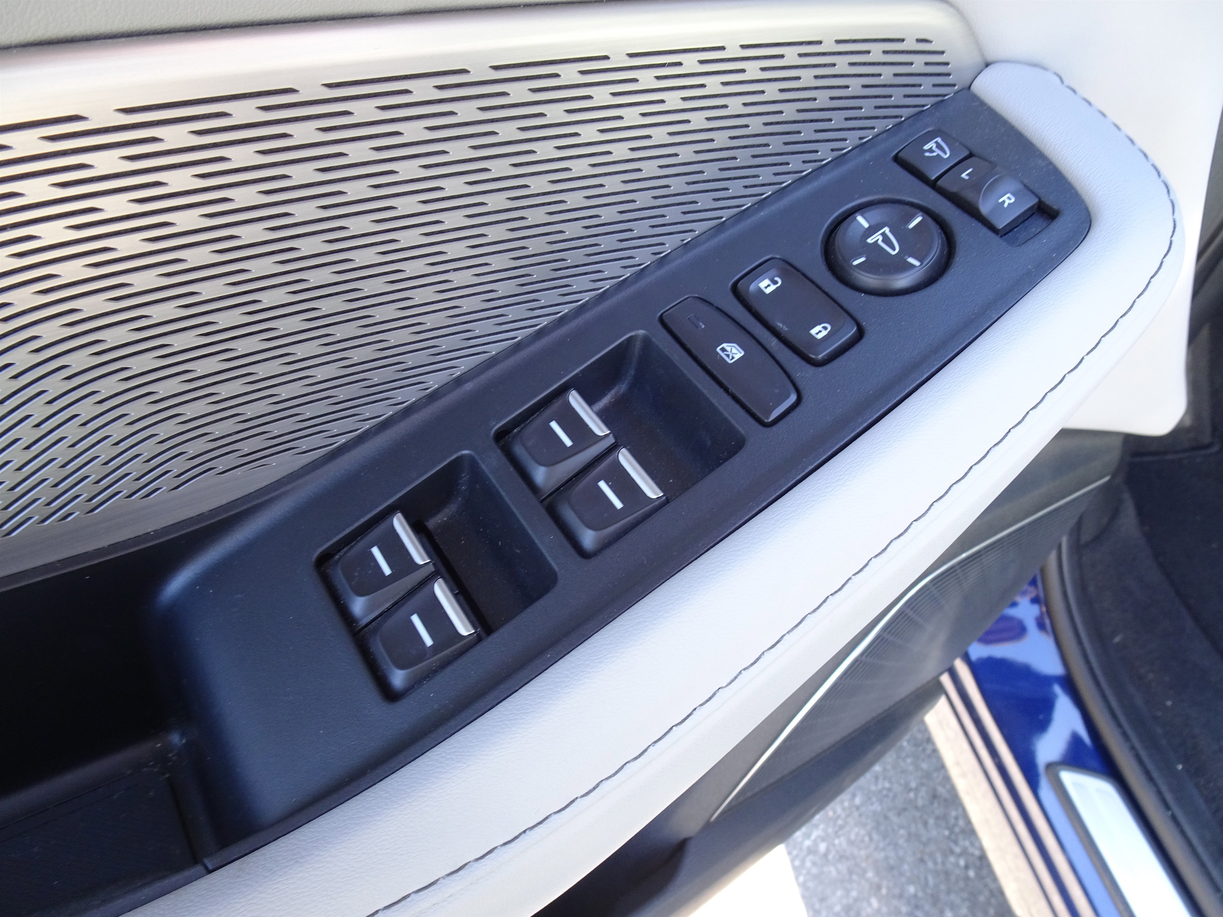 Used 2023 Acura MDX SH-AWD w/ Advance Package image 16