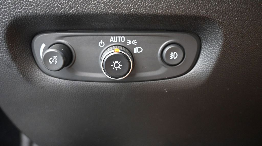 Used 2020 Chevrolet Traverse LT w/ LT Premium Package FWD image 32