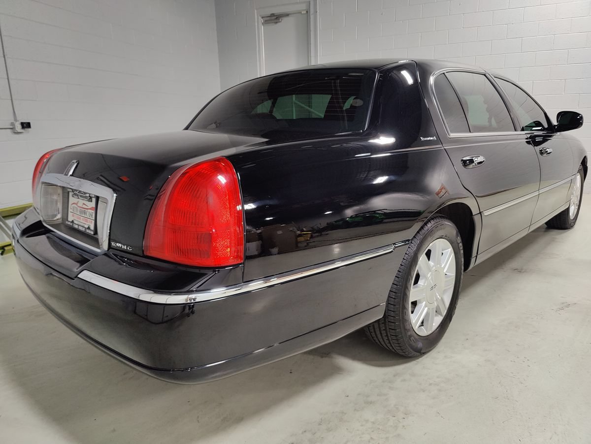 Used 2011 Lincoln Town Car Executive L RWD image 7