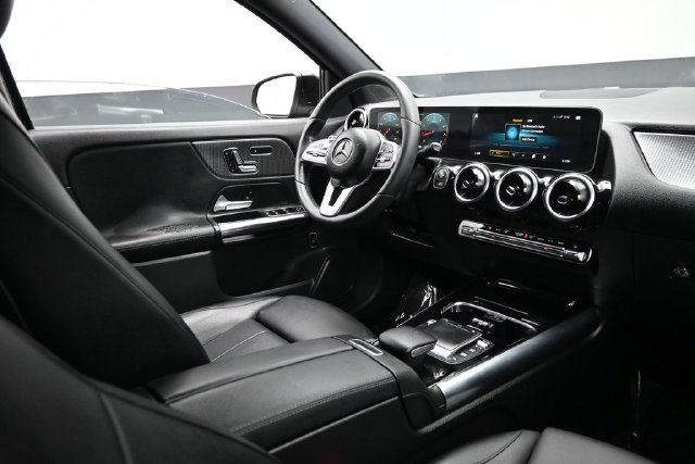 Used 2021 Mercedes-Benz GLA 250 4MATIC w/ Premium Package image 16