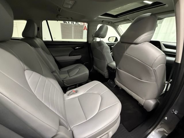 Used 2023 Toyota Highlander XLE AWD/4WD image 7